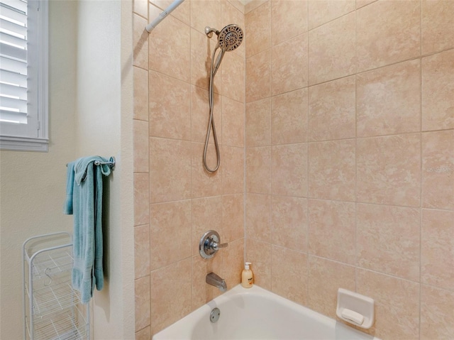 bathroom featuring tiled shower / bath