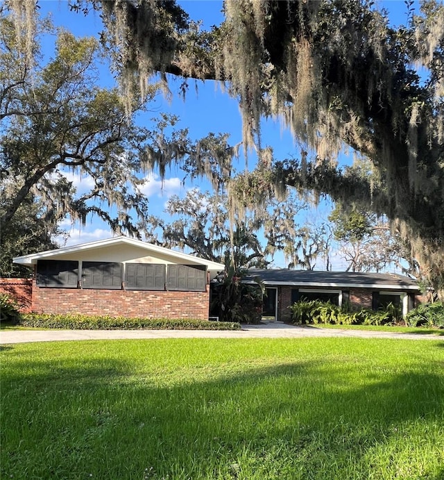 view of front of property with a front yard