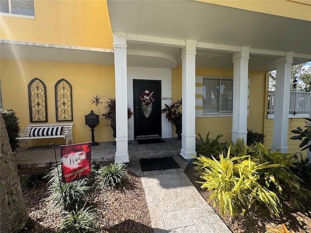 entrance to property featuring covered porch