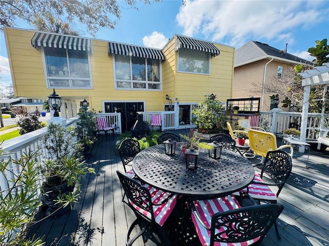 deck with outdoor dining space