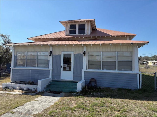 view of front facade with a front yard