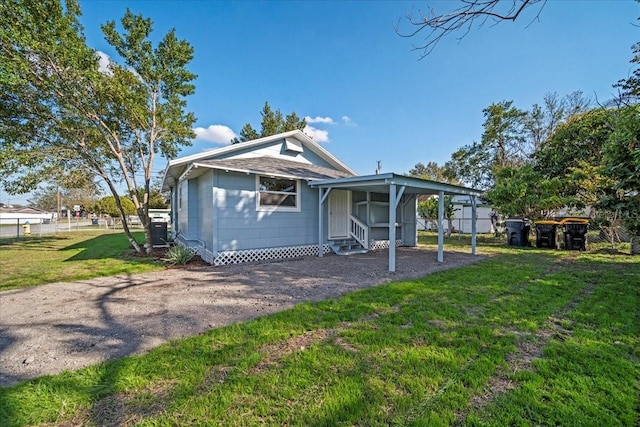 view of front of home featuring cooling unit and a front lawn