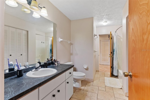 full bathroom with toilet, a textured ceiling, vanity, shower / bath combo with shower curtain, and a notable chandelier