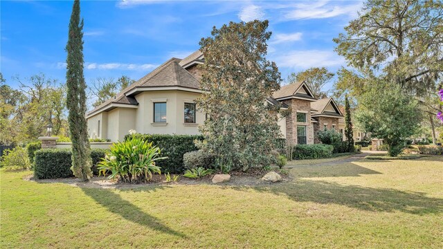 view of front of property featuring a front lawn