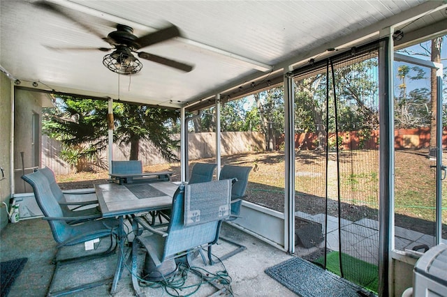 sunroom with ceiling fan