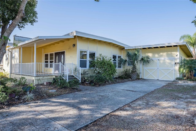 view of front facade featuring a garage