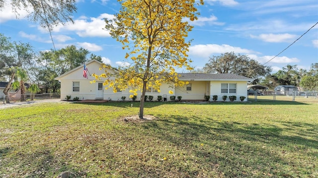 view of front of home featuring fence and a front yard