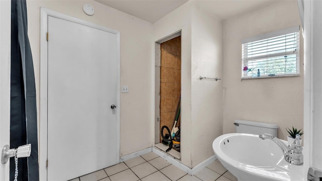 full bathroom featuring baseboards, toilet, and tile patterned floors