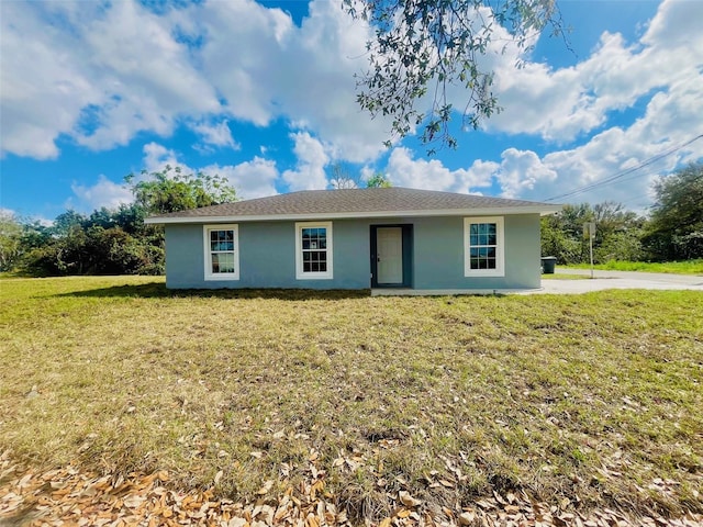 single story home featuring a front lawn