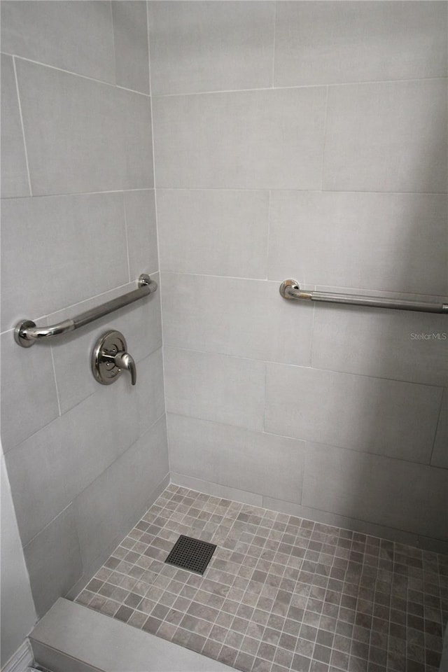 bathroom featuring a tile shower