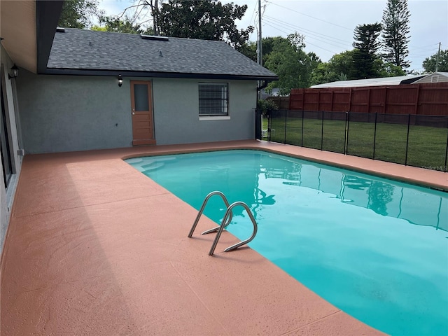 view of swimming pool featuring a lawn