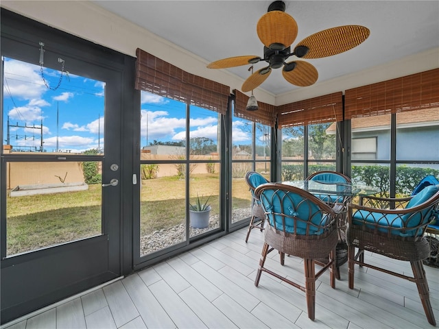 sunroom with ceiling fan