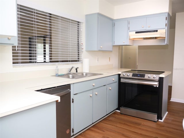 kitchen with stainless steel appliances, sink, and hardwood / wood-style floors