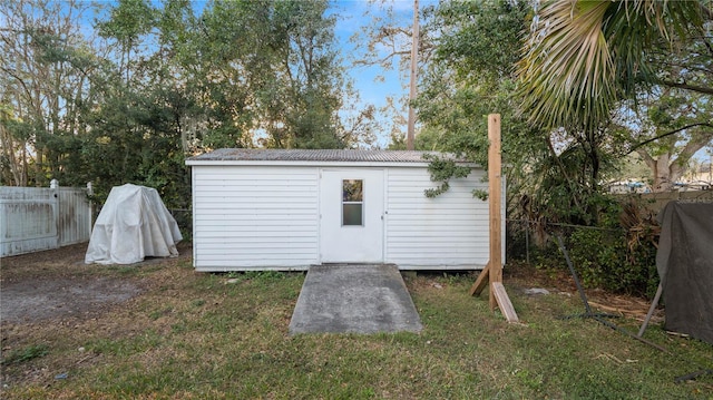 view of outdoor structure with a yard