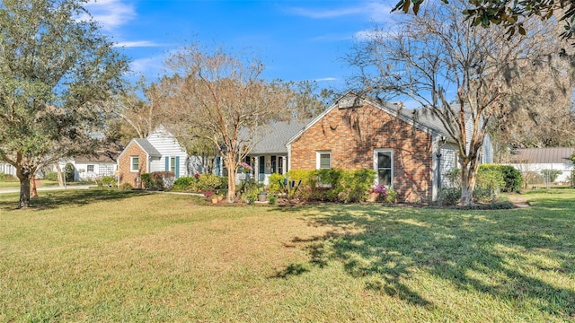 view of front of house featuring a front lawn