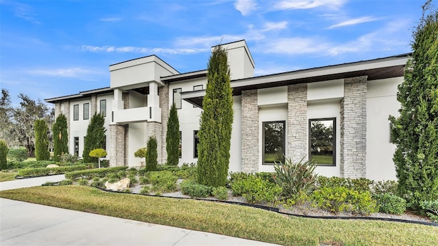 view of front of house with a front yard