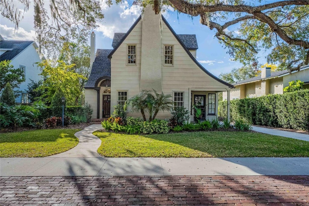 view of front of house with a front lawn