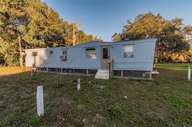 manufactured / mobile home with entry steps and a front lawn