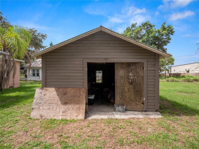 view of outdoor structure featuring an outbuilding