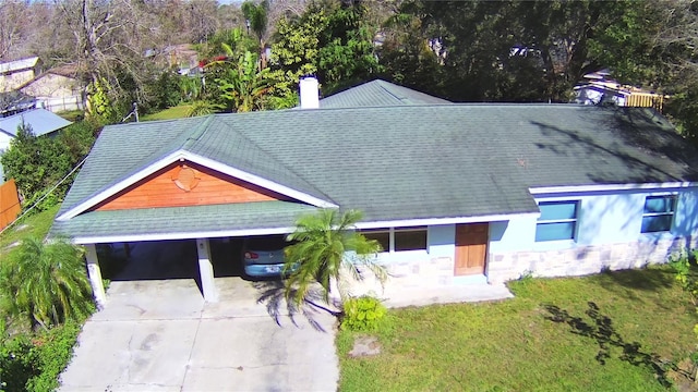 view of front of property with a carport and a front yard