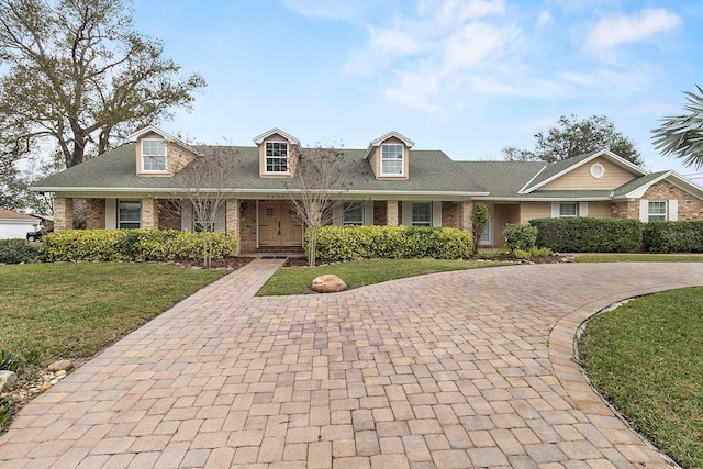 view of front of property featuring a front yard