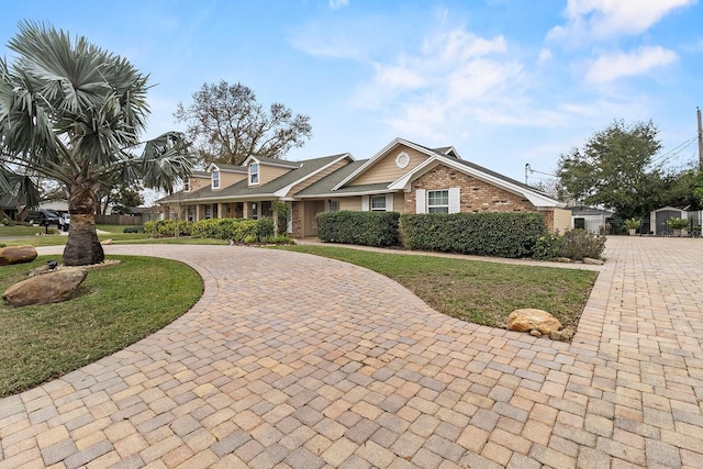 view of front facade featuring a front yard