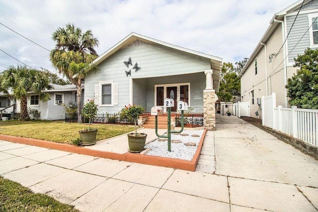 view of front of property featuring a porch and a front lawn