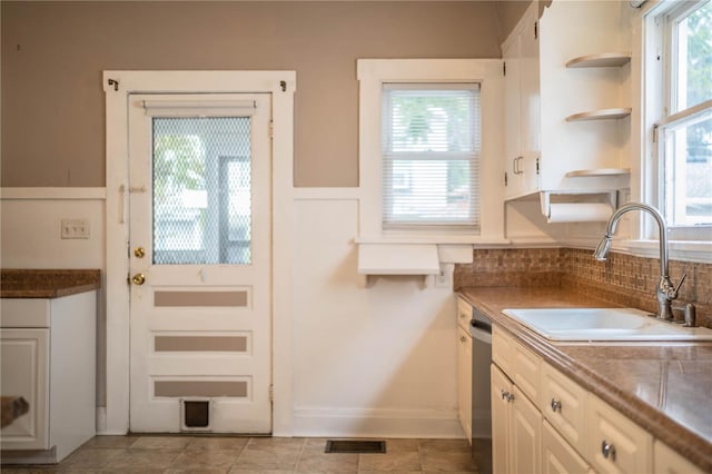 entryway featuring sink and light tile patterned floors