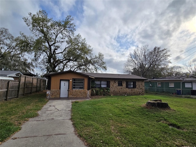 ranch-style home featuring a front lawn