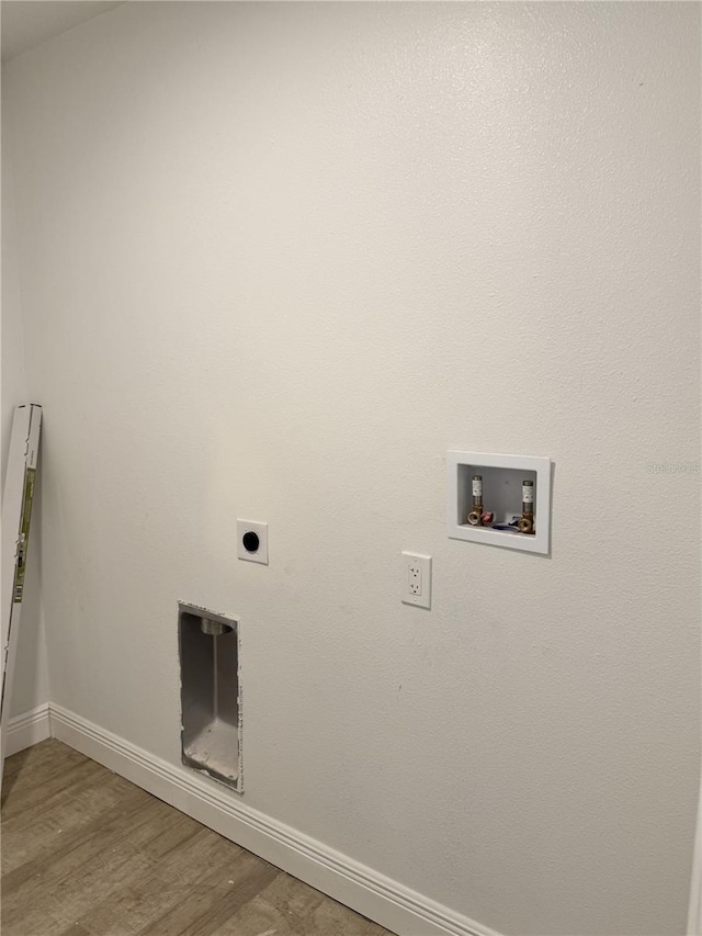 clothes washing area with hookup for a washing machine, light wood-style floors, hookup for an electric dryer, laundry area, and baseboards