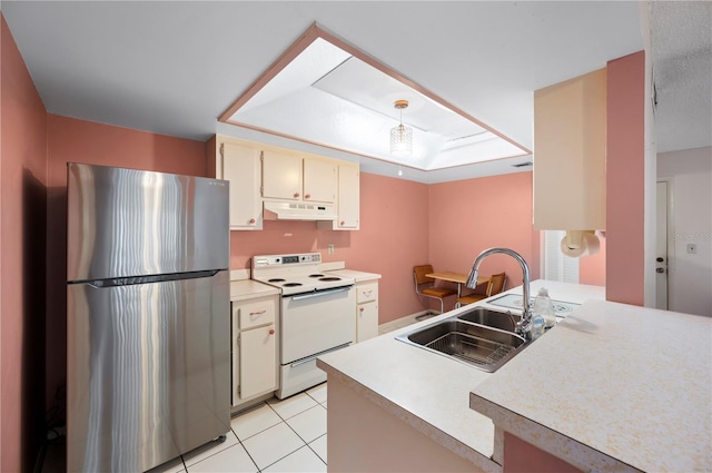 kitchen featuring stainless steel refrigerator, decorative light fixtures, white electric stove, sink, and kitchen peninsula