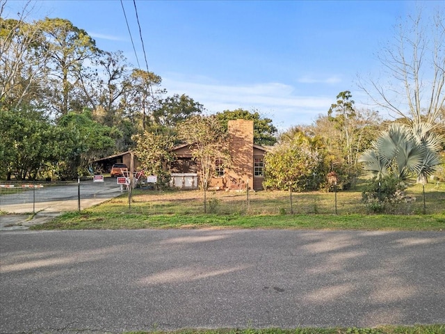 exterior space featuring a front yard