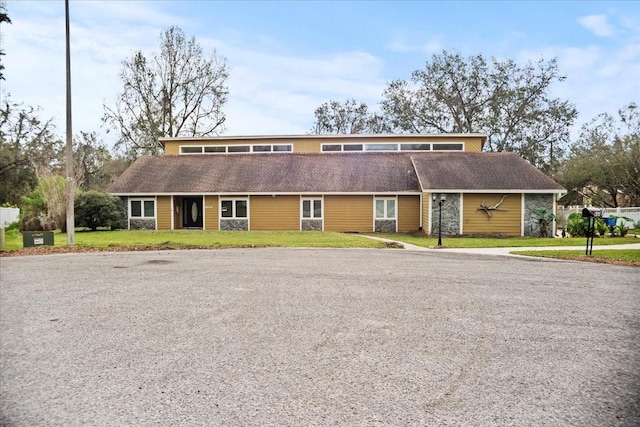 view of front of house with a front lawn