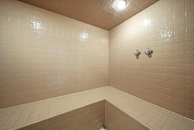 bathroom featuring a tile shower