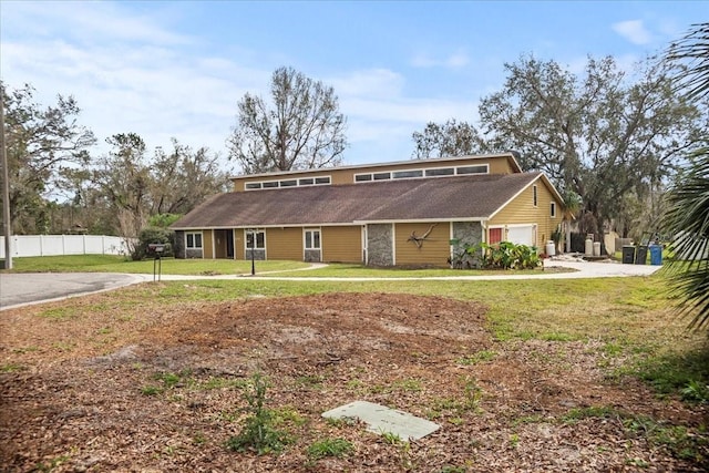 view of front of house featuring a garage and a front yard