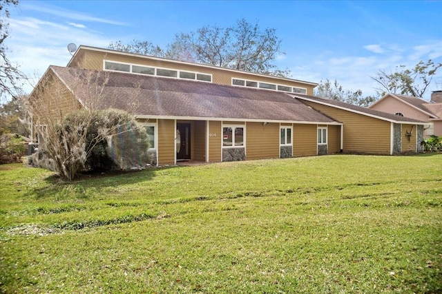 view of front facade with a front yard