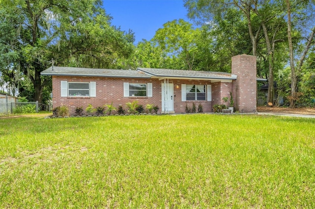 ranch-style home featuring a front lawn