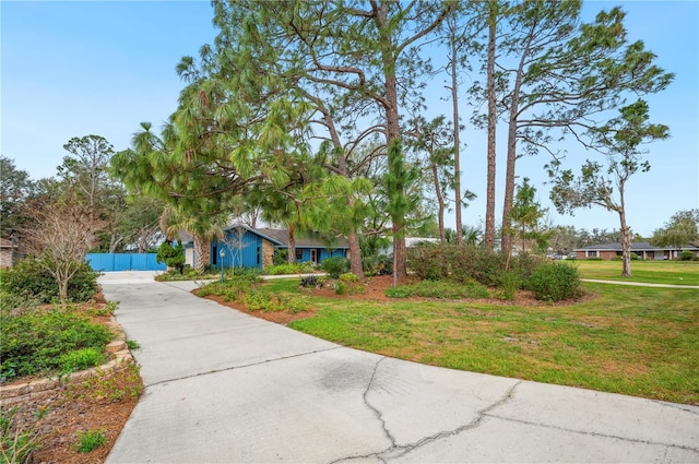 view of front of property featuring a front yard