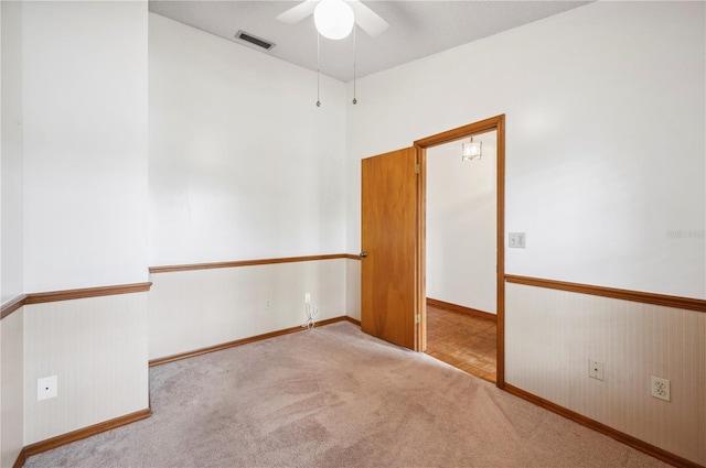 carpeted empty room featuring ceiling fan