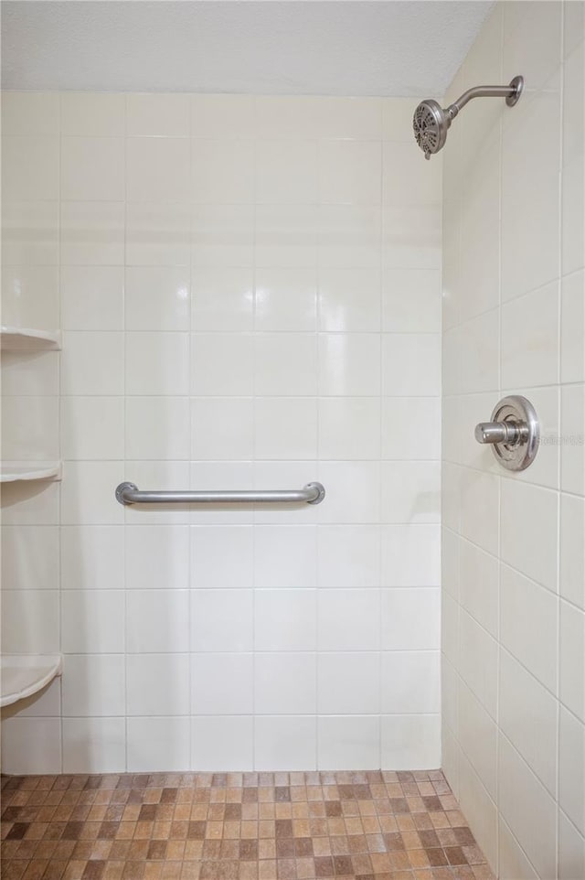 bathroom featuring tiled shower