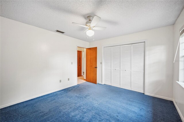 unfurnished bedroom featuring carpet, a closet, a textured ceiling, and ceiling fan