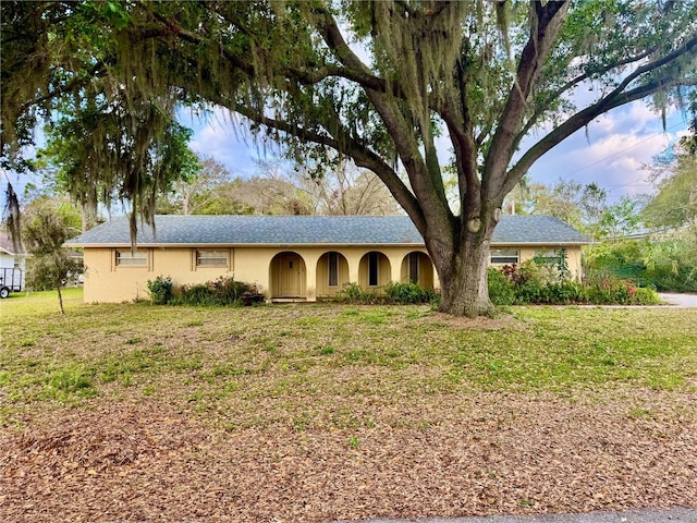 single story home with a front yard