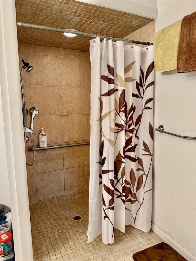 bathroom featuring a shower with shower curtain