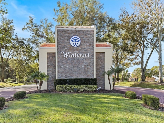 community sign with a lawn