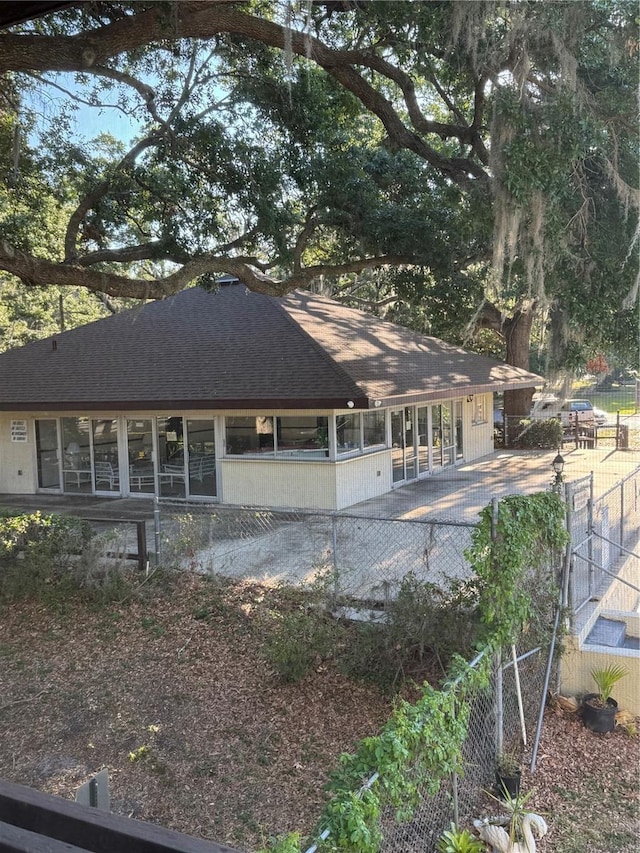 141 Fernery Rd Unit B5, Lakeland, FL 33809 - back of property featuring roof with shingles and fence