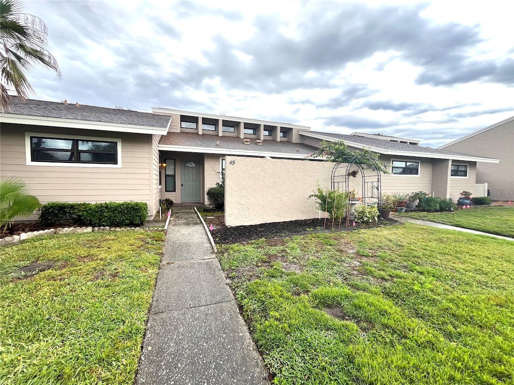 view of front of home featuring a front lawn