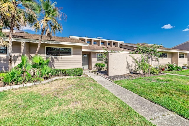 view of front of property with a front yard