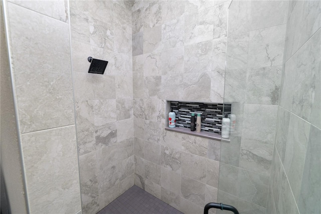 room details featuring a tile shower