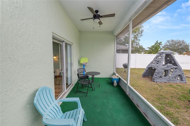 sunroom with ceiling fan