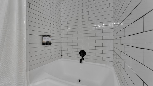 bathroom featuring shower / bath combo